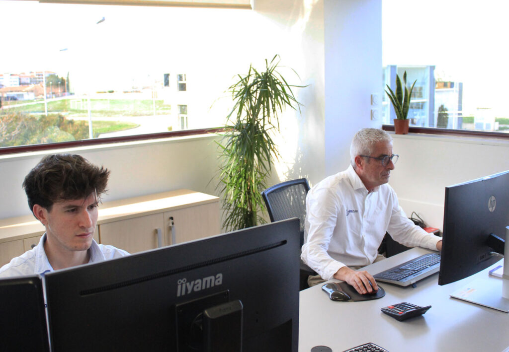 Equipo de Polplas trabajando en oficina en soluciones de embalaje industrial y big bags